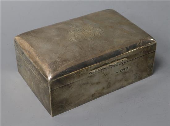 A late Victorian silver cigarette box, Chester, 1899, 13.3cm.